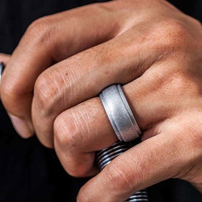 Anel de casamento de silicone para homens Step Edge Design elegante 4 pacotes Serviço de moldagem individual