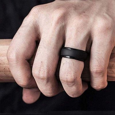 Anel de casamento de silicone para homens 4 pacotes Singles Step Edge Design elegante Metal Black e Camo