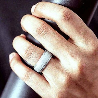 Anel de casamento de silicone para homens 4 pacotes Singles Step Edge Design elegante Metal Black e Camo