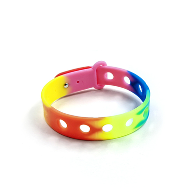 Pulseira de silicone multi-color personalizada para crianças com buracos para feitiços por moldagem