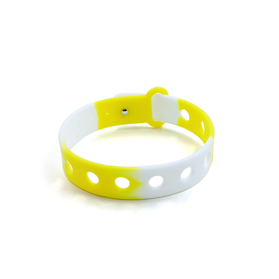 Pulseira de silicone multi-color personalizada para crianças com buracos para feitiços por moldagem
