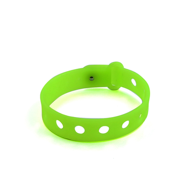 Pulseira de silicone multi-color personalizada para crianças com buracos para feitiços por moldagem