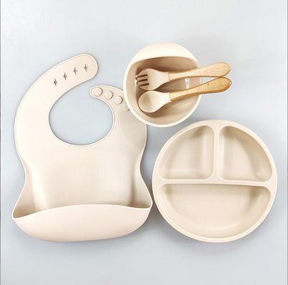5pcs Eco-friendly Baby Feeding Set Silicone Sucção Bowls Placas Cucharão Forquilha Bib para Pequeninos