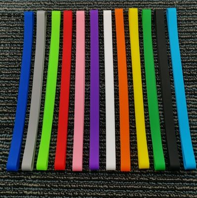 Banda de toalha de borracha colorida para espreguiçadeiras em cadeiras de cruzeiro de piscina